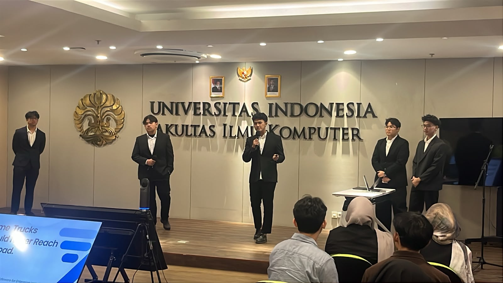 Iqbal Virdiansyah presenting at the RISTEK Hackathon final, Fakultas Ilmu Komputer Universitas Indonesia